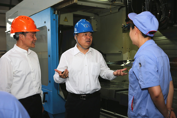 郝鹏与BB电子集团一线出产人员深刻互换